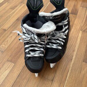 CCM Men's Ribcor 90K Ice Hockey Skates Intermediate Size 4 Shoes 5